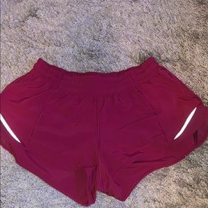 cranberry lululemon hotty hot 2.5” size 6 reg